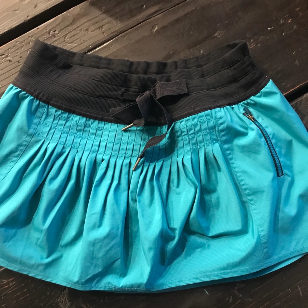 Lululemon teal tennis skirt. Size 6